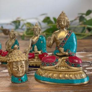 Statue Bouddha en laiton – Mains abaissées – 11,5 cm – turquoise & cornaline