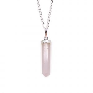 Pendentif en quartz rose naturel taillé en pointe, symbole d’amour, de douceur et d’harmonie émotionnelle.