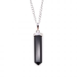 Pendentif en agate noire naturelle taillée en pointe, pierre de protection et d’ancrage.