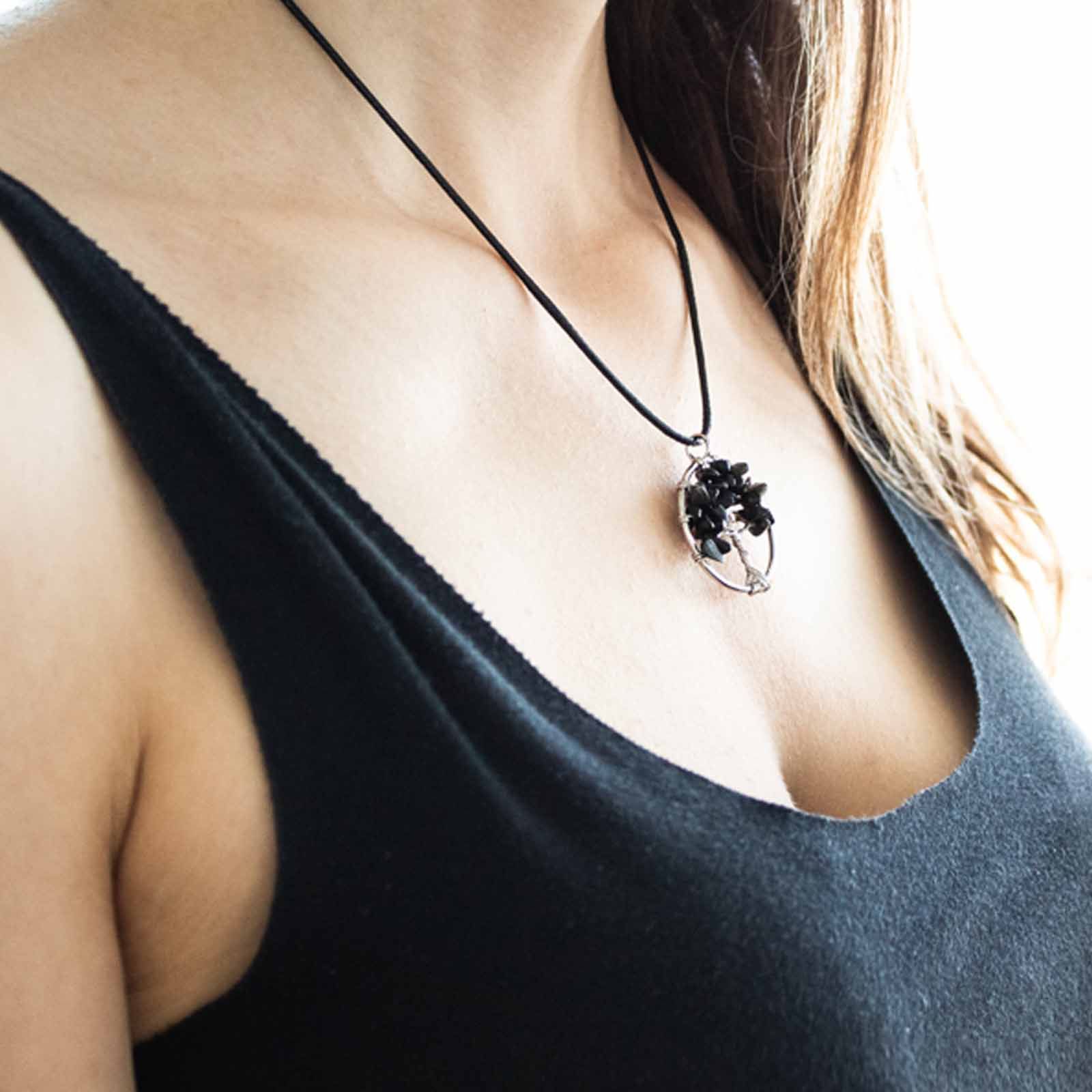 Collier arbre de vie en agate noire naturelle monture argentée porté sur cordon noir