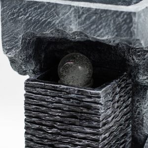 Grande fontaine d’intérieur design effet roche avec boule cristal lumineuse – 48 cm