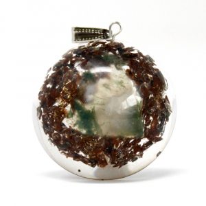 Pendentif orgonite en forme de dôme avec inclusions minérales naturelles et copeaux métalliques