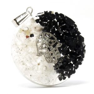 Pendentif en orgonite noir et blanc avec symbole main protectrice argentée