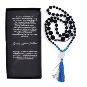 Collier en pierre de lave noire avec perles bleues et pampille symbolisant l’apaisement