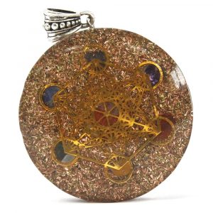 pendentif orgonite rond avec géométrie sacrée dorée et pierres naturelles 7 chakras
