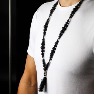 Collier long en pierre de lave noire avec pendentif Bouddha et pompon