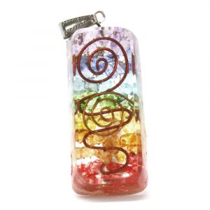 Pendentif orgonite rectangulaire multicolore avec spirale de cuivre, inspiré des centres énergétiques
