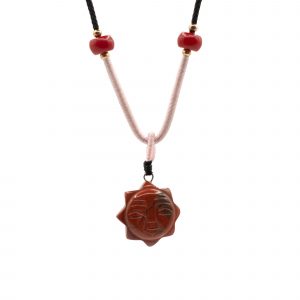 collier pendentif soleil sculpté en cornaline naturelle sur cordon ajustable