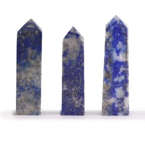 Trois pointes obélisques en lapis-lazuli afghan naturel poli, bleu nuit profond aux éclats de pyrite dorée, environ 5 cm — Lumen Arca