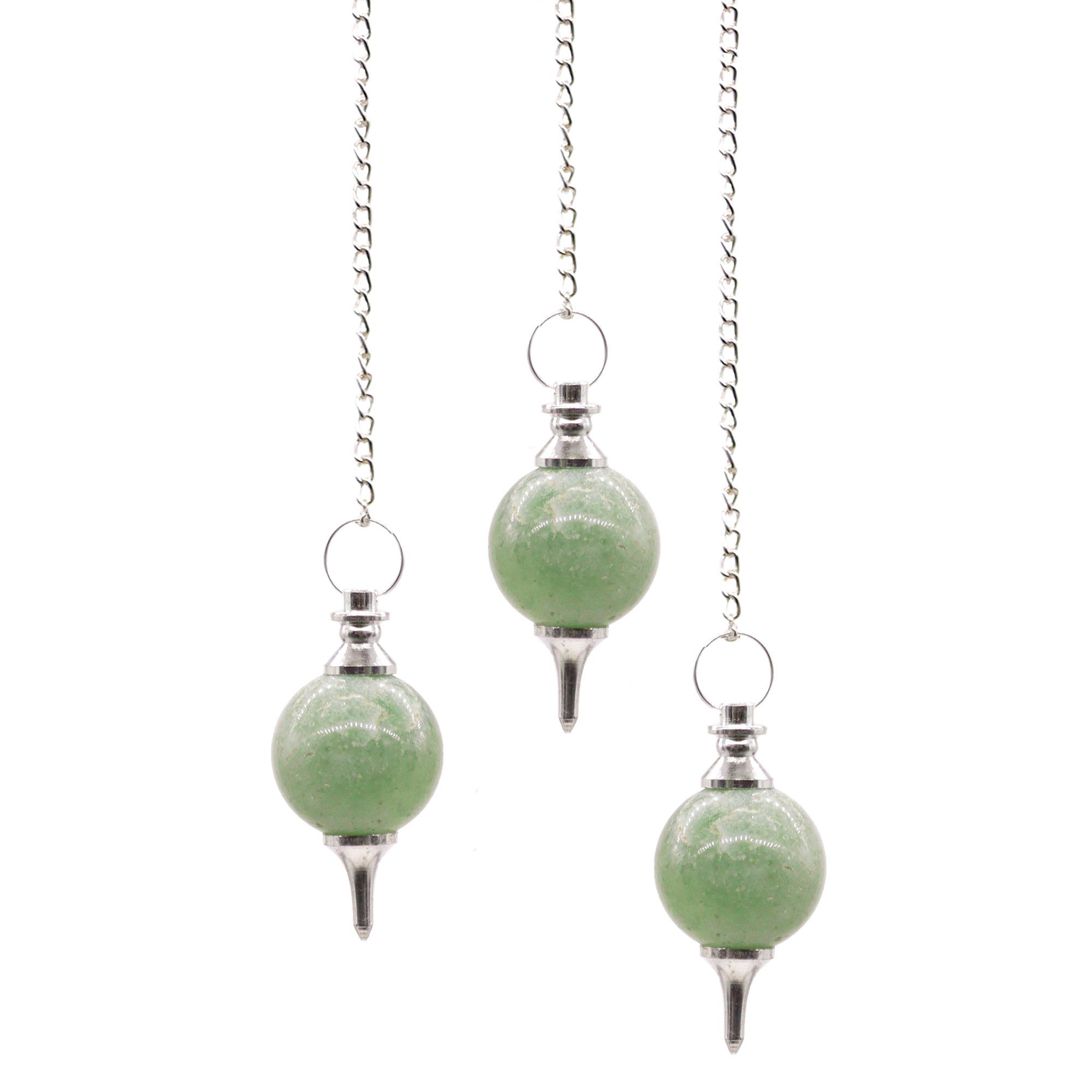 pendule sphère en aventurine verte suspendu à une chaîne métallique pour radiesthésie