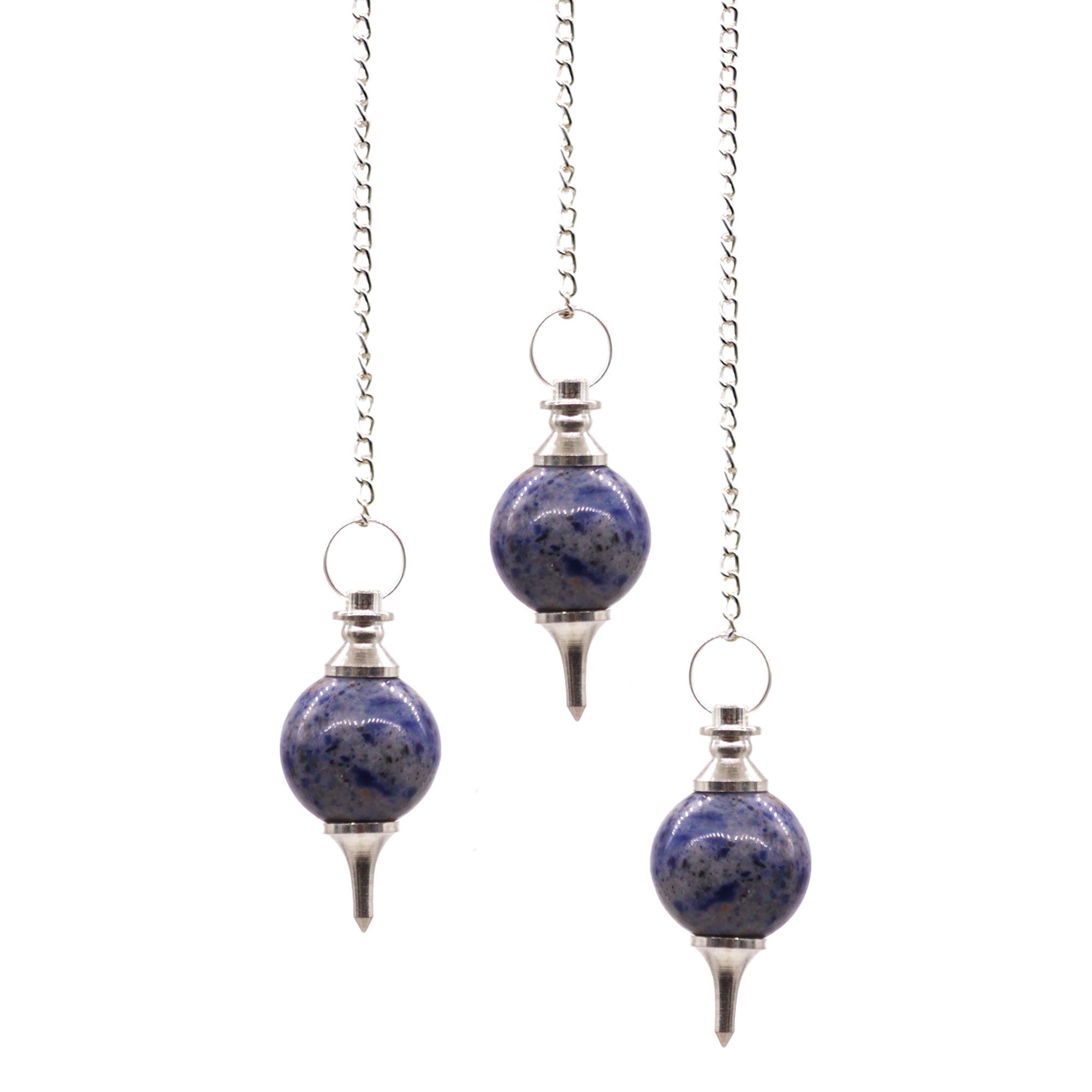 pendule sphère en sodalite bleu suspendu à une chaîne métallique pour radiesthésie