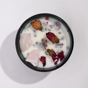 Bougie florale en cire de soja avec quartz rose brut et roses séchées dans un contenant verre vert foncé, Hop Hare Les Amoureux — Lumen Arca