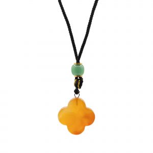 collier pendentif trèfle en jade rouge sur cordon ajustable