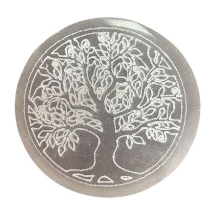 plaque ronde en sélénite gravée arbre de vie pour purifier et recharger pierres naturelles et bijoux