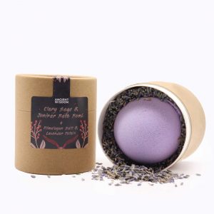 Bombe de bain mauve Enchanting Heart Heaven avec pétales de lavande et sel de l'Himalaya, emballage kraft noir botanique sauge et genévrier — Lumen Arca