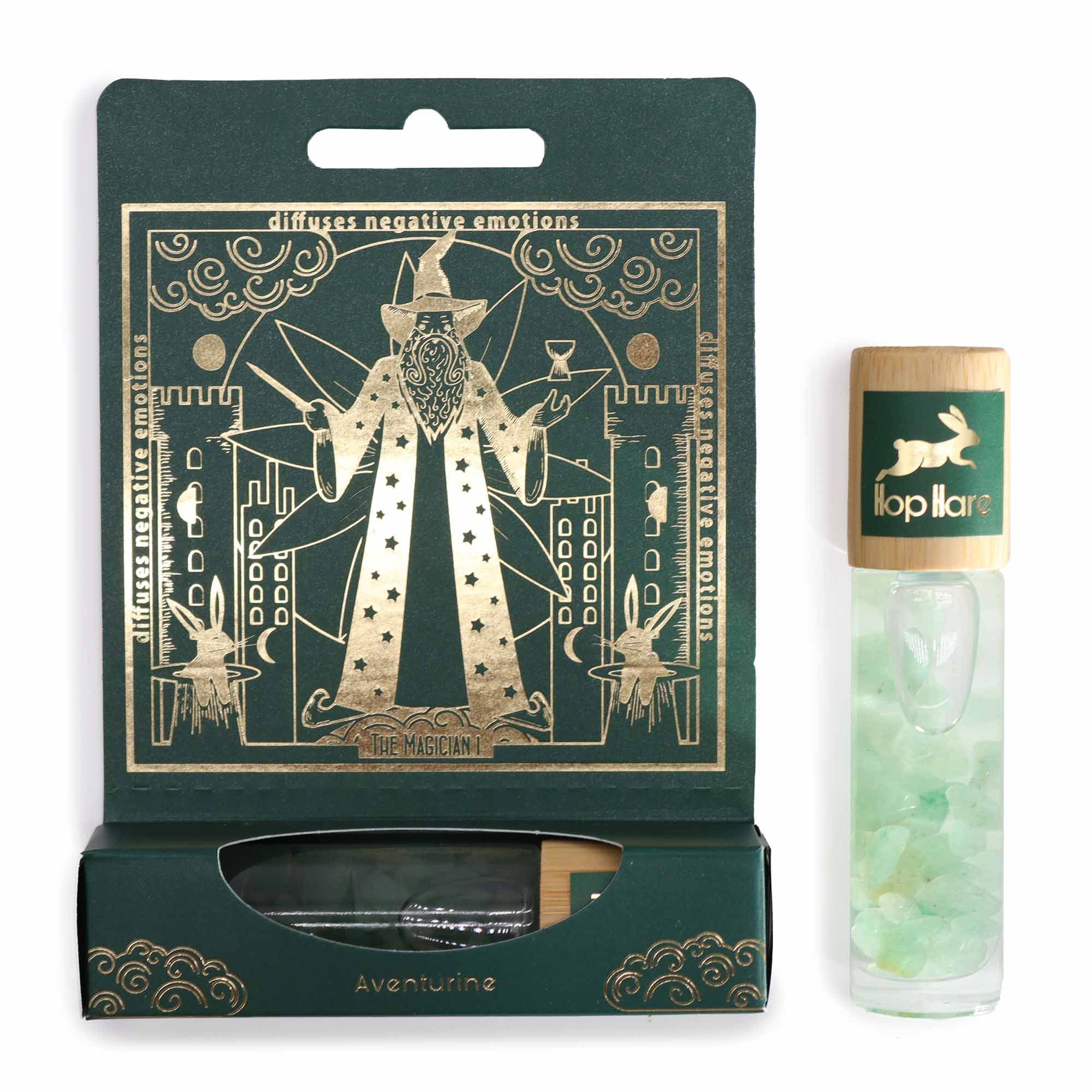 Roll-on ésotérique Tarot Le Magicien à l’aventurine verte avec packaging vert et doré inspiré du tarot, parfum énergétique de chance et de clarté mentale.