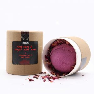 Bombe de bain pourpre Soins de Cupidon avec pétales de rose séchés et sel de l'Himalaya, emballage kraft noir Ylang Ylang Ginger Bath Bomb — Lumen Arca