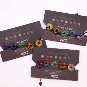 Bracelet 7 chakras en pierres naturelles avec grands donuts colorés montés sur cordon réglable et carte d'affirmation positive
