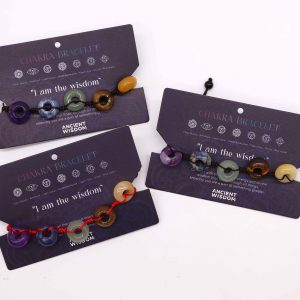Bracelet 7 chakras en pierres naturelles rondes monté sur cordon réglable avec carte d'affirmation positive « Je suis la sagesse »