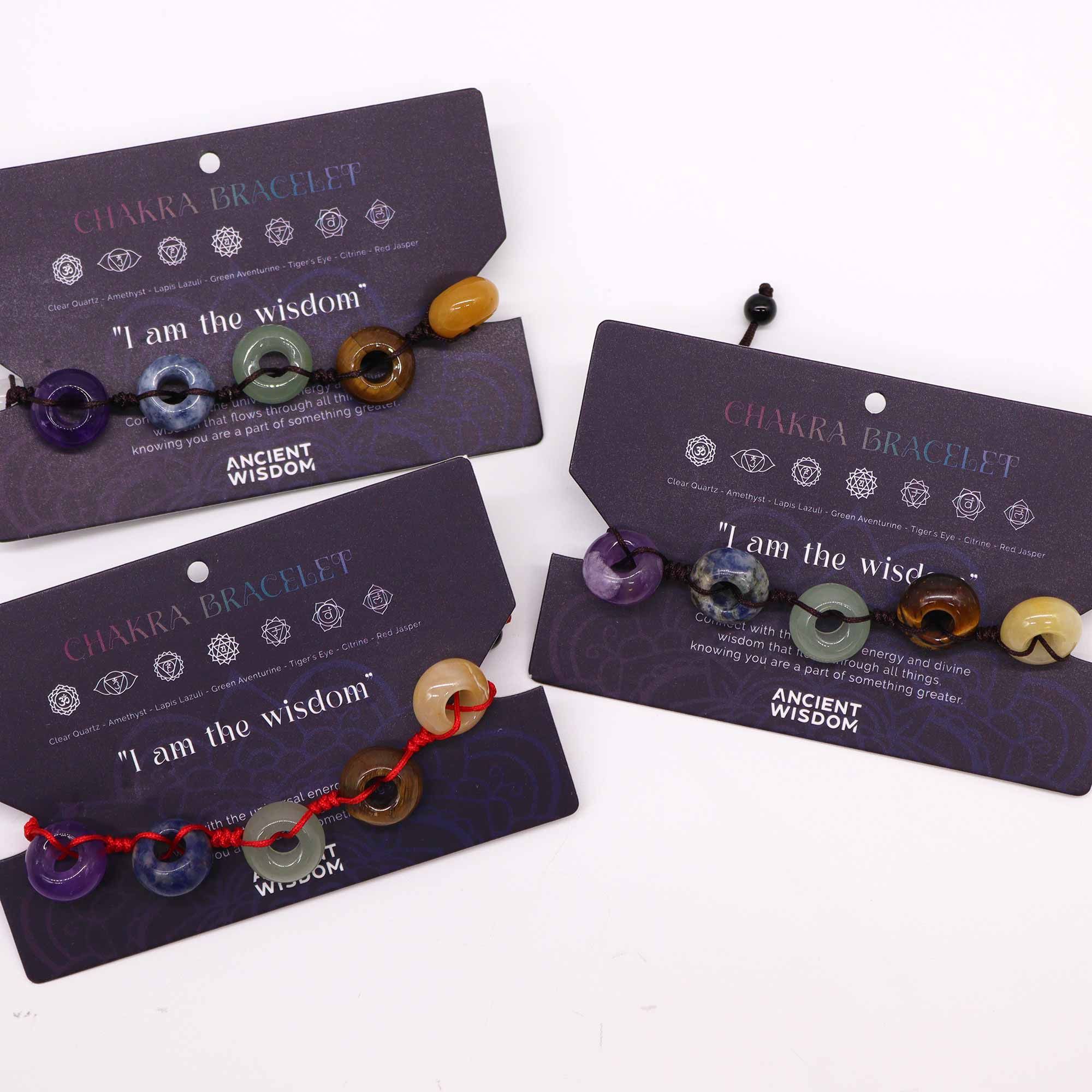 Bracelet 7 chakras en pierres naturelles rondes monté sur cordon réglable avec carte d'affirmation positive « Je suis la sagesse »