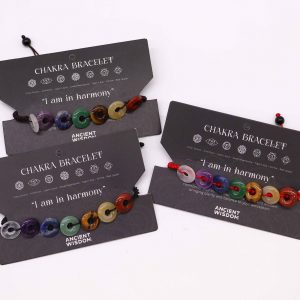 Bracelet 7 chakras en mini donuts de pierres naturelles monté sur cordon réglable avec carte d'affirmation positive « Je suis en harmonie »