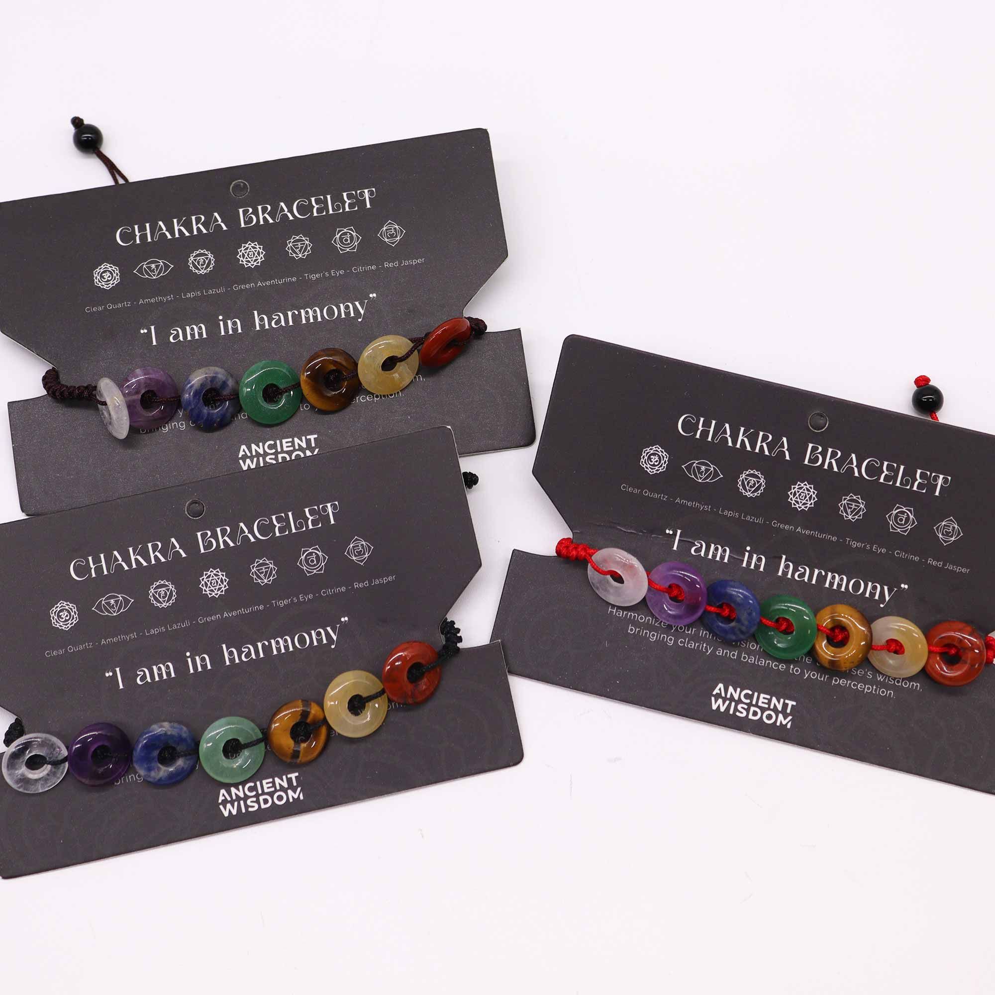 Bracelet 7 chakras en mini donuts de pierres naturelles monté sur cordon réglable avec carte d'affirmation positive « Je suis en harmonie »