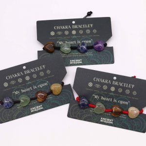 Bracelet 7 chakras avec cœurs en pierres naturelles monté sur cordon réglable avec carte d'affirmation positive « Mon cœur est ouvert »