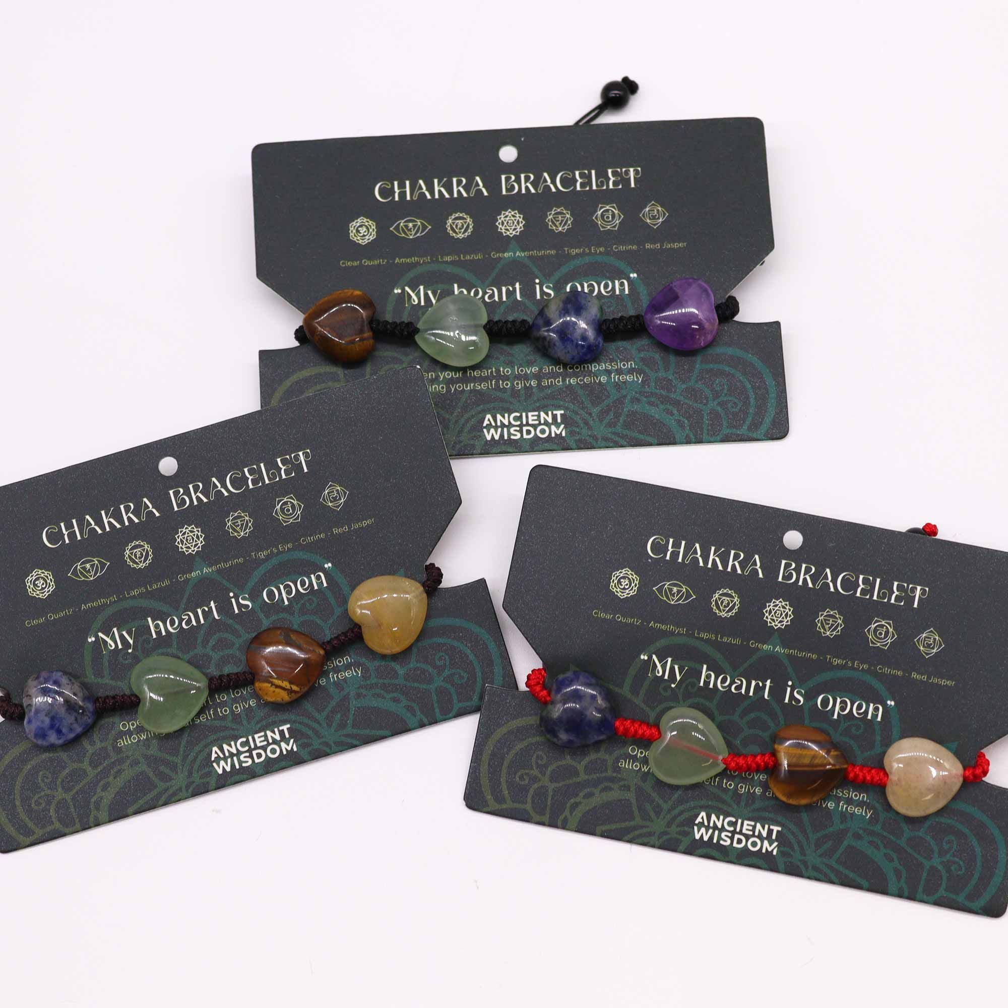 Bracelet 7 chakras avec cœurs en pierres naturelles monté sur cordon réglable avec carte d'affirmation positive « Mon cœur est ouvert »