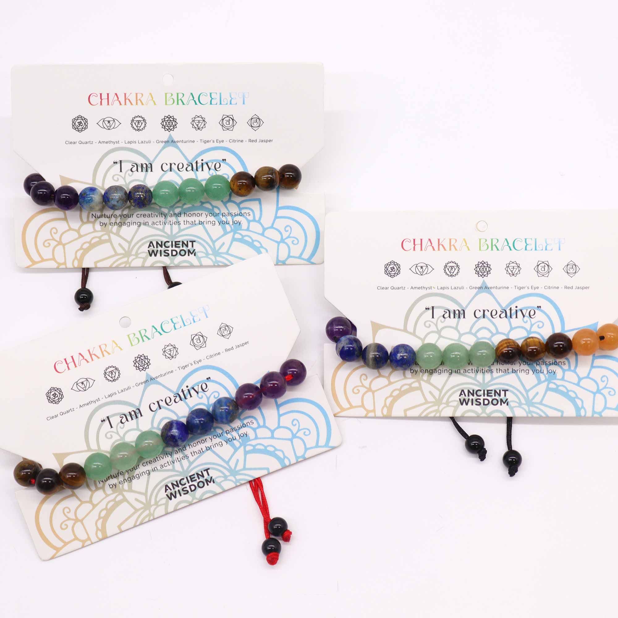 Bracelet 7 chakras composé de 21 pierres naturelles montées sur cordon réglable avec carte d'affirmation positive « Je suis créatif »