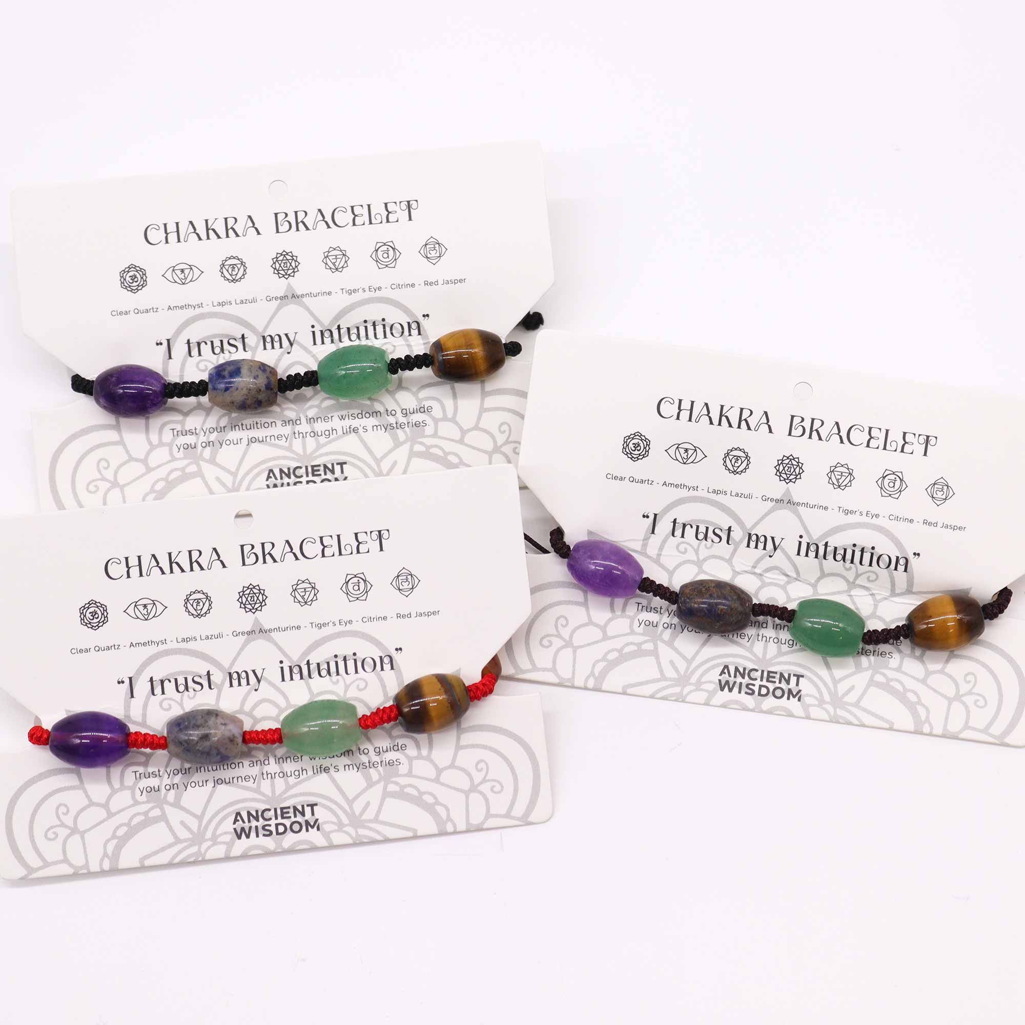 Bracelet 7 chakras en perles de pierres naturelles monté sur cordon réglable avec carte d'affirmation positive « Je fais confiance à mon intuition »