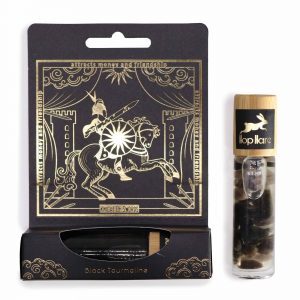 Roll-on ésotérique Tarot Le Chevalier d’Épées à la tourmaline noire avec packaging noir et doré inspiré des cartes de tarot, parfum énergétique de protection spirituelle.