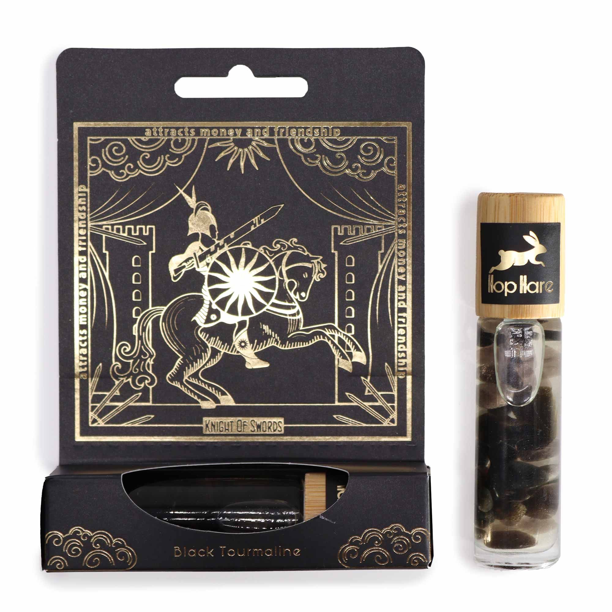 Roll-on ésotérique Tarot Le Chevalier d’Épées à la tourmaline noire avec packaging noir et doré inspiré des cartes de tarot, parfum énergétique de protection spirituelle.