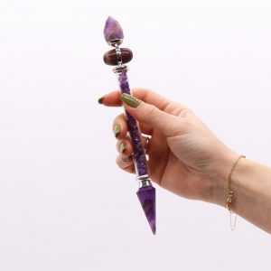 Baguette magique Shiva Lingam en améthyste naturelle avec pointes facettées, manche violet et finitions argentées