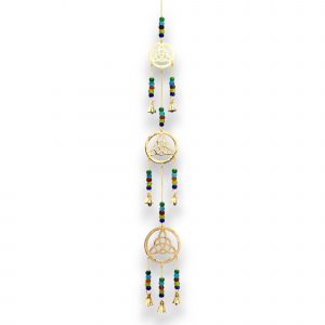 Carillon indien celtique en laiton doré avec trois médaillons Triquetra, 7 cloches et perles de verre multicolores chakras, 64 cm — Lumen Arca