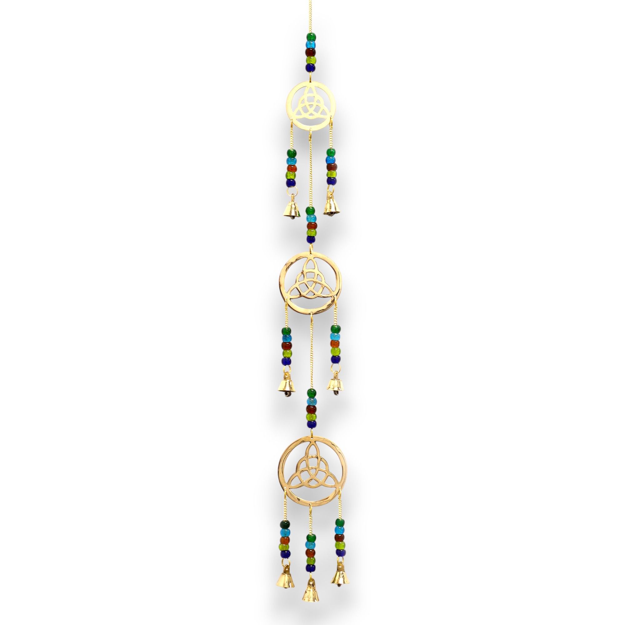 Carillon indien celtique en laiton doré avec trois médaillons Triquetra, 7 cloches et perles de verre multicolores chakras, 64 cm — Lumen Arca