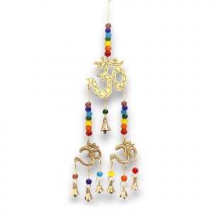 Carillon indien Om en laiton doré avec trois symboles Om en cascade, perles multicolores sept chakras et sept cloches, 32 cm — Lumen Arca