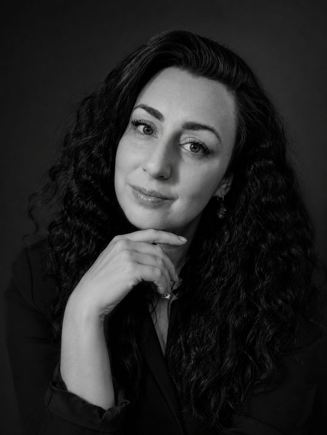 Julie avec ses cartes de tarot — Lumen Arca