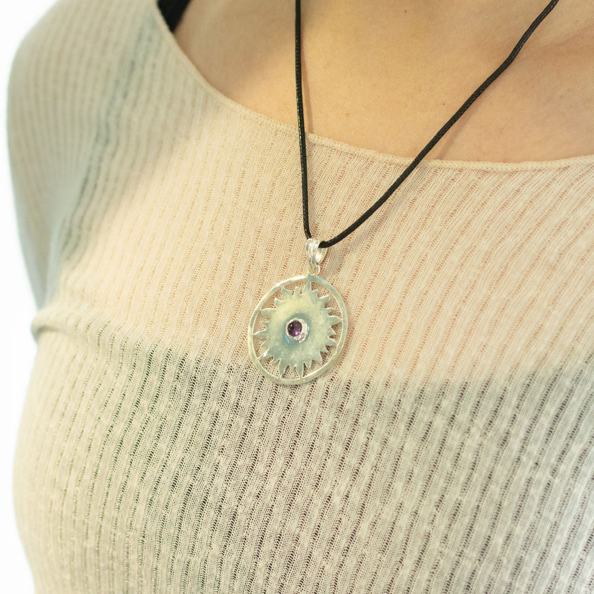 Pendentif Soleil en Améthyste Plaqué Argent – Collier Spirituel Cordon 45 cm – Image 3
