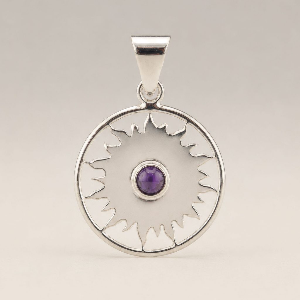 Pendentif soleil en améthyste plaqué argent sur cordon noir de 45 cm présenté sur carte kraft