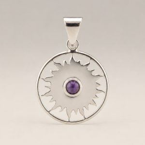 Pendentif soleil en améthyste plaqué argent sur cordon noir de 45 cm présenté sur carte kraft