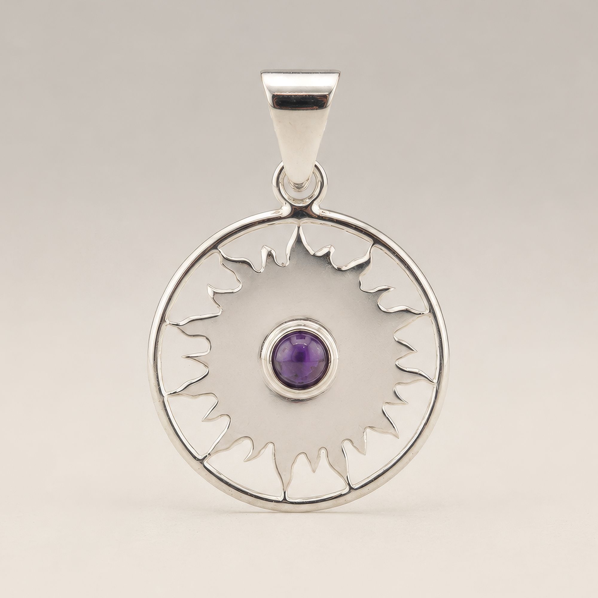 Pendentif soleil en améthyste plaqué argent sur cordon noir de 45 cm présenté sur carte kraft
