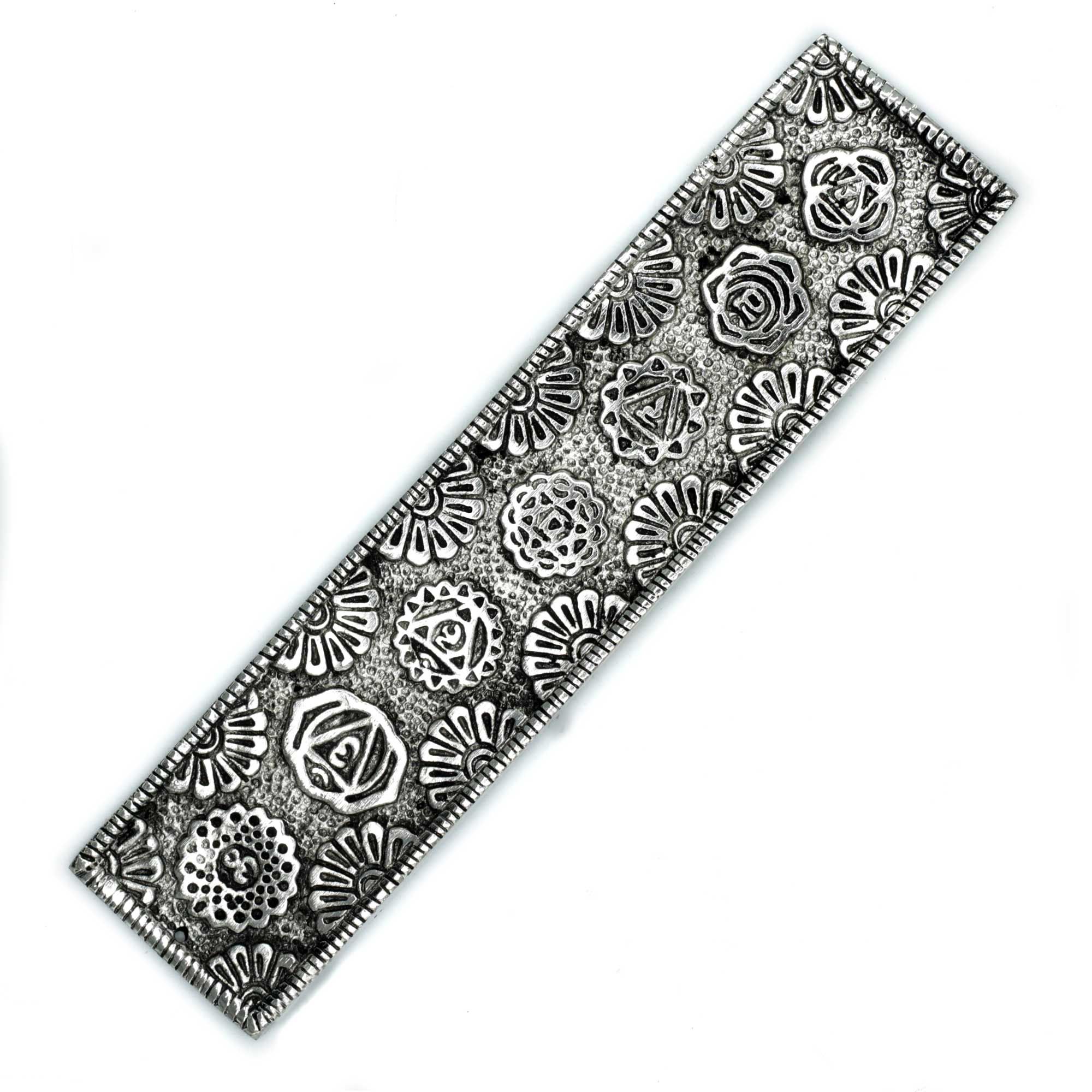 Porte-encens long en aluminium 23 cm au motif chakras ajouré, vue de face