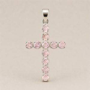 Pendentif crucifix en quartz rose plaqué argent avec chaîne de 45 cm, bijou spirituel rose porté en collier