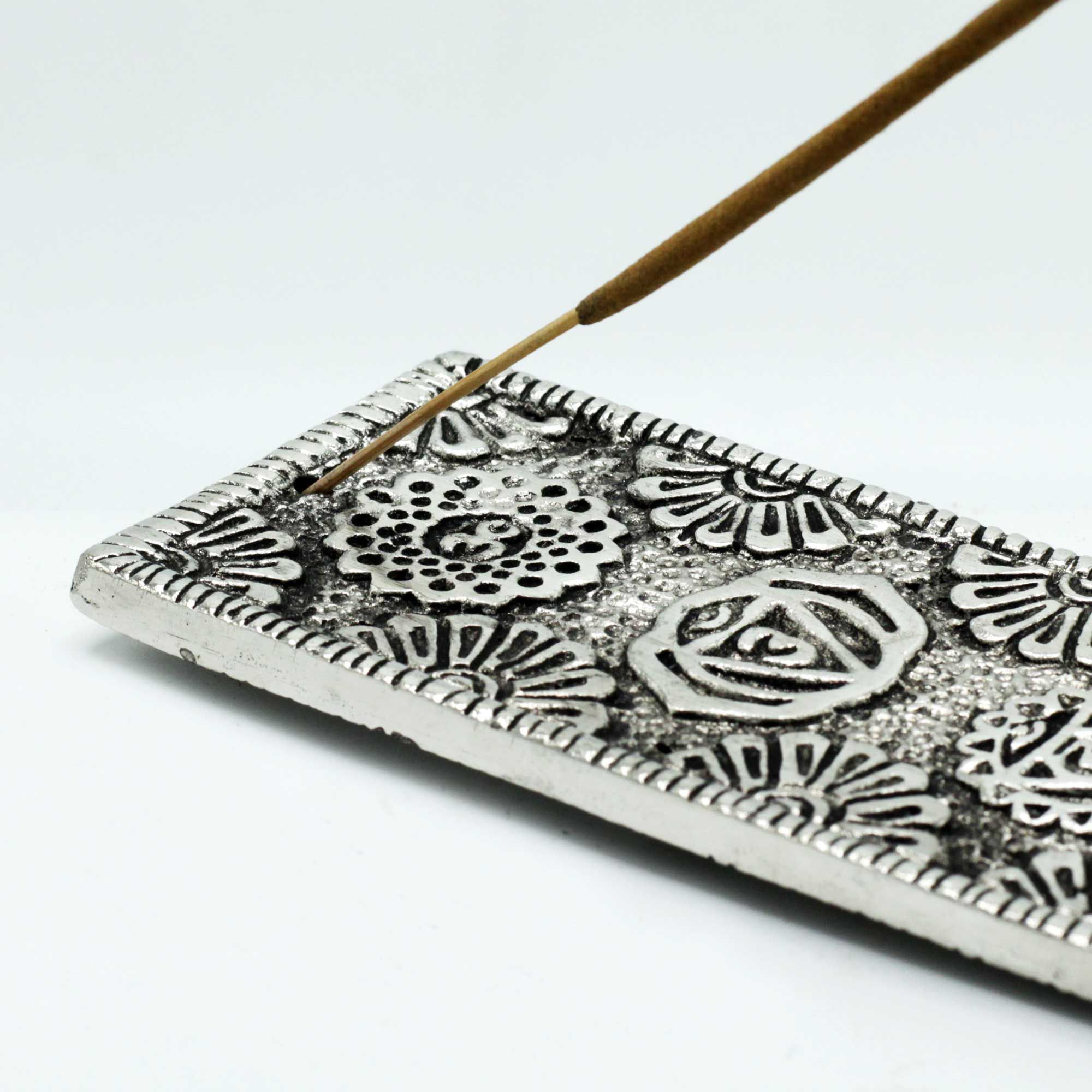 Porte-Encens Long en Aluminium 23 cm – Motif Chakras Ajouré – Image 3