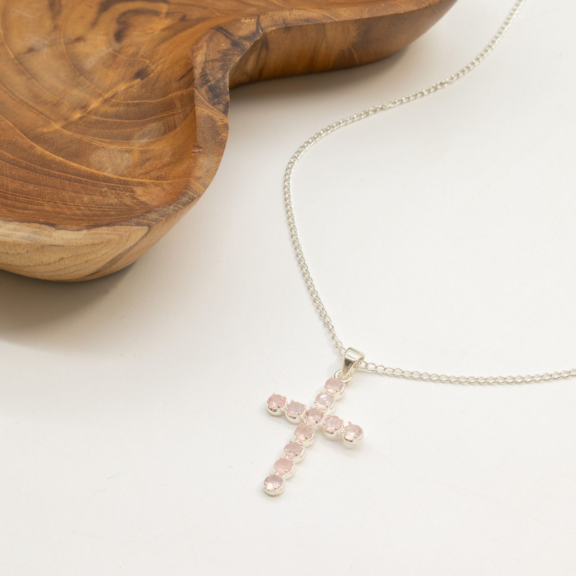 Pendentif Crucifix en Quartz Rose Plaqué Argent – Collier avec Chaîne 45 cm – Image 4