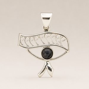 Pendentif Œil d’Horus en iolite avec finition plaquée argent et pierre sombre centrale