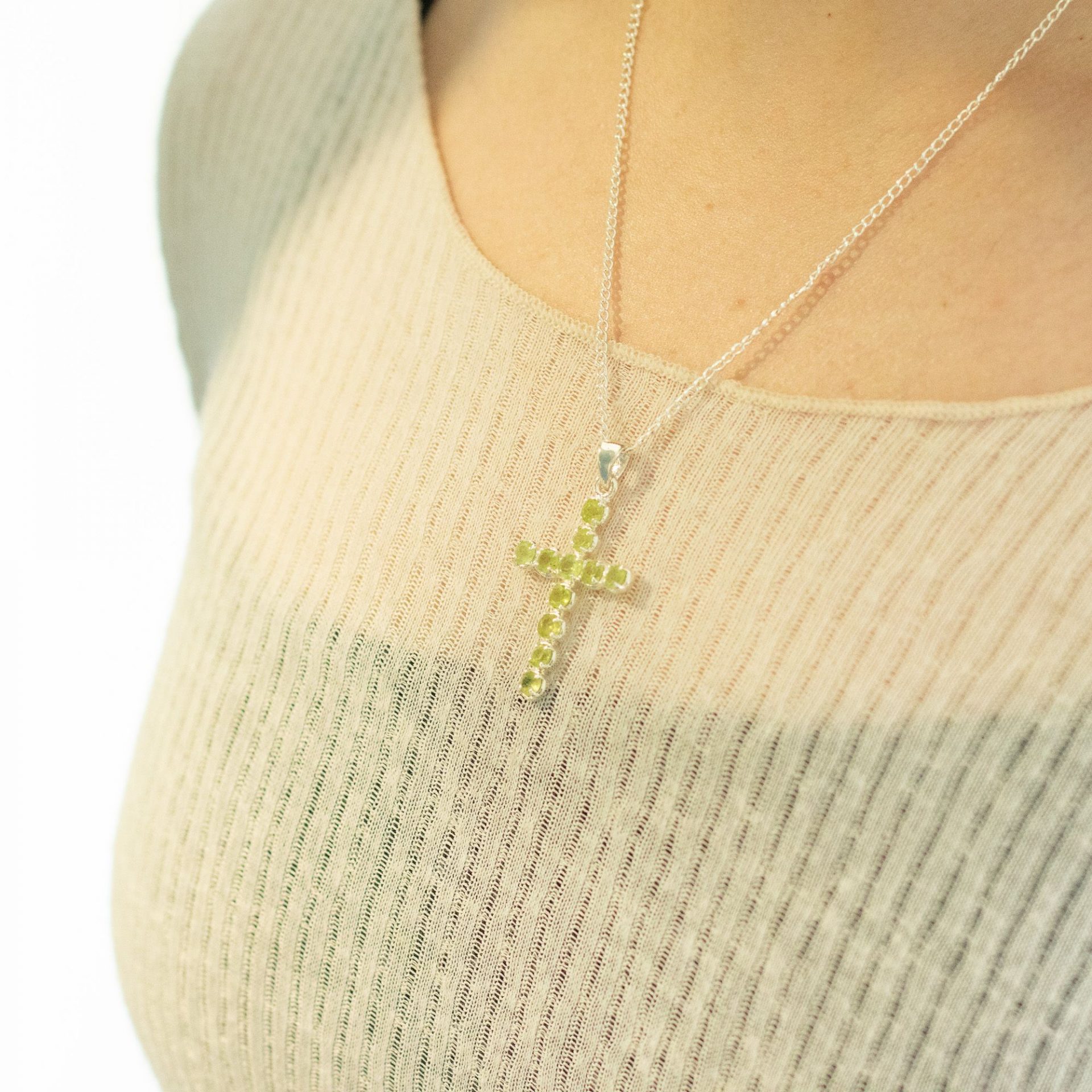 Pendentif Crucifix en Péridot Plaqué Argent – Collier avec Chaîne 45 cm – Image 6