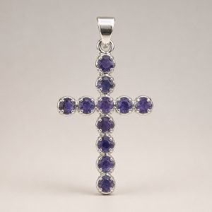 Pendentif crucifix en iolite bleu-violet sur monture plaquée argent avec chaîne de 45 cm