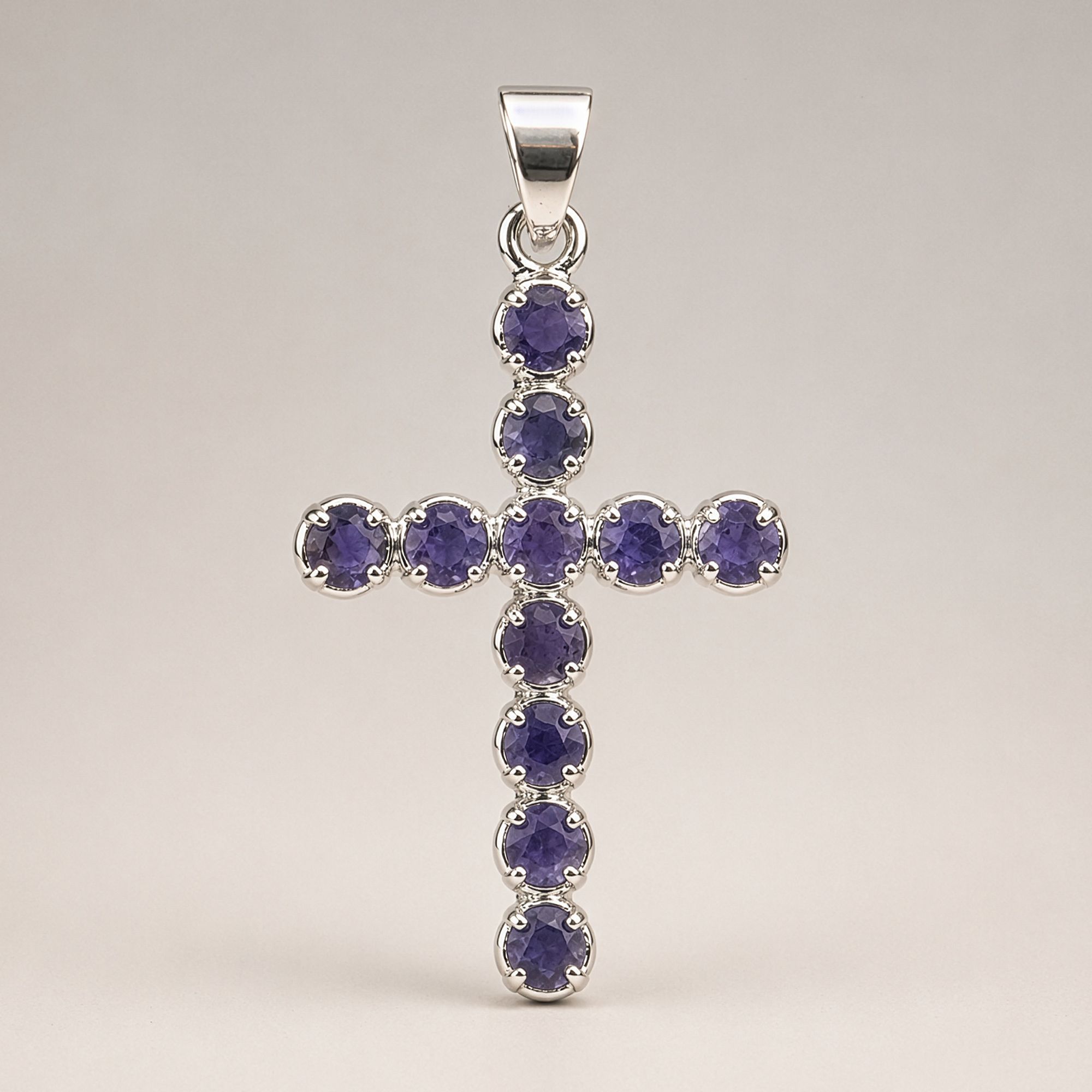 Pendentif crucifix en iolite bleu-violet sur monture plaquée argent avec chaîne de 45 cm