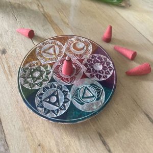Porte-encens en stéatite 10 cm gravé des sept chakras, vue de face